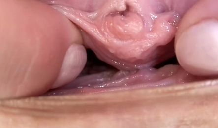 Брита девушка показывает вагину в крупных планах