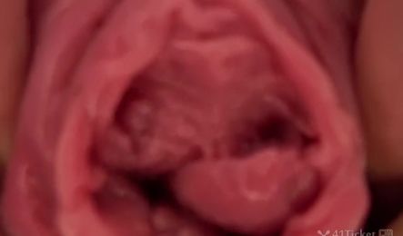 Азиатка светит киской крупным планом