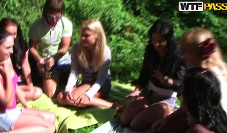 Три подруги устроили оргию на природе