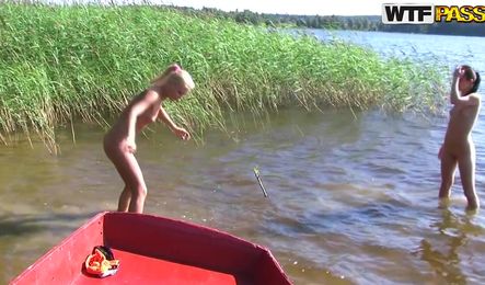 Три подруги устроили оргию на природе