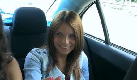 Русские студенты празднуют День студента отдыхом на природе