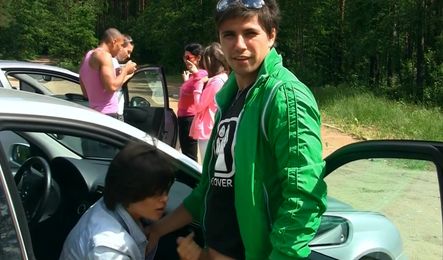 Русские студенты празднуют День студента отдыхом на природе