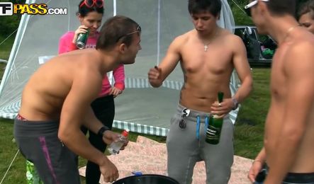 Русские студенты празднуют День студента отдыхом на природе