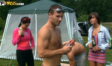 Русские студенты празднуют День студента отдыхом на природе