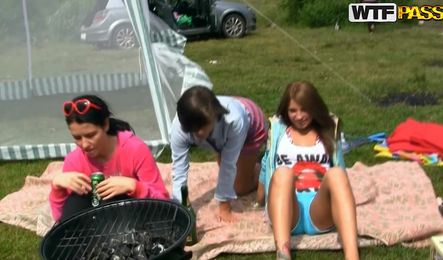 Русские студенты празднуют День студента отдыхом на природе