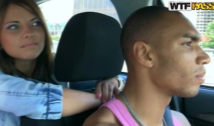 Русские студенты празднуют День студента отдыхом на природе