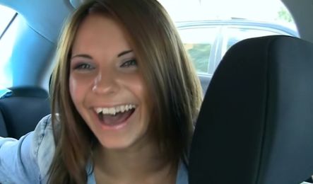 Русские студенты празднуют День студента отдыхом на природе