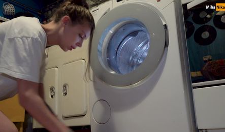 Как сводная сестра застряла в машинке брату на радость