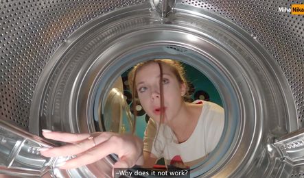 Как сводная сестра застряла в машинке брату на радость