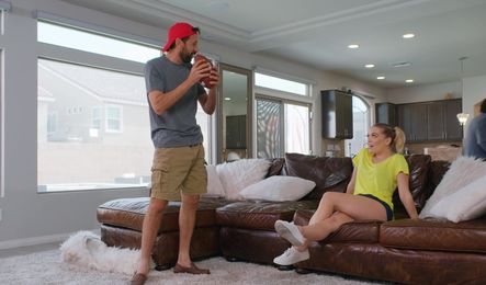 Молодя девушка любит трахаться со всеми подряд