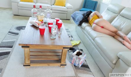 Пьяная падчерица делает все, чтобы сделать отчиму приятно