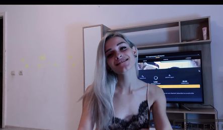 Русская красотка сосет парню в домашнем порно