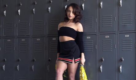 Молодая студентка соблазняет друга на секс