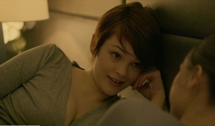 Красивая девушка подставила попу под член парня подруги