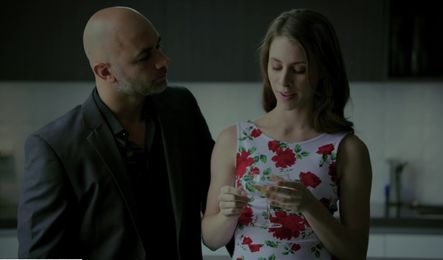 Красивая девушка подставила попу под член парня подруги