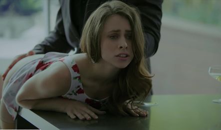 Красивая девушка подставила попу под член парня подруги