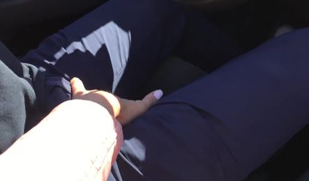 Русская девушка отправилась с парнем в путишествие и теперь сосет ему в кабриолете