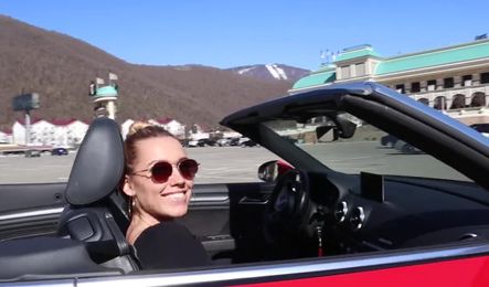 Русская девушка отправилась с парнем в путишествие и теперь сосет ему в кабриолете