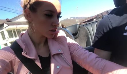 Русская девушка отправилась с парнем в путишествие и теперь сосет ему в кабриолете