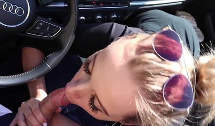 Русская девушка отправилась с парнем в путишествие и теперь сосет ему в кабриолете