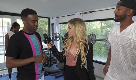 Как молодая девушка отдалась толе чернокожих парней и получила много спермы на лицо