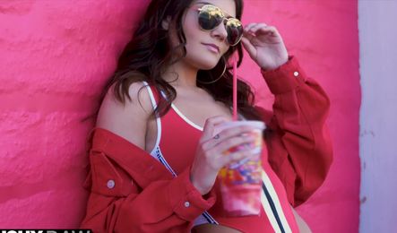 Красивую девушку чпокают в красивом анальном порно