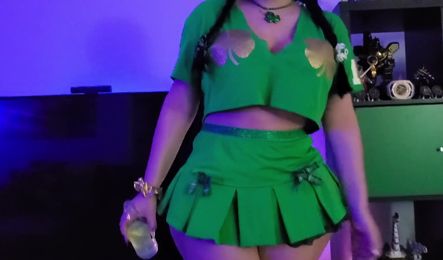 Пышная мамка с большой жопой светит телом на камеру, а потом трахается с дургом