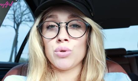 Красивая русская девушка делает парню минет на обочине