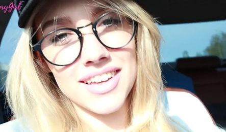 Красивая русская девушка делает парню минет на обочине