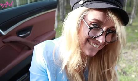 Красивая русская девушка делает парню минет на обочине