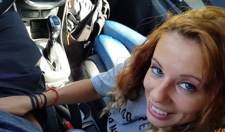 Рыжая давалка остсосала в машине, а потом дала в анал