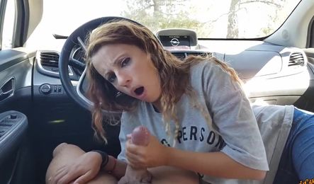 Рыжая давалка остсосала в машине, а потом дала в анал