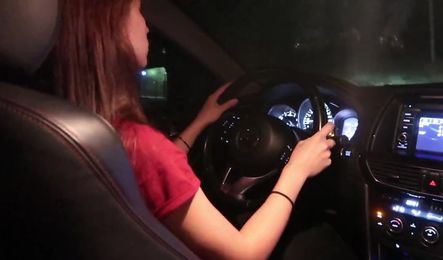 Милашка дрочит киску перед тем как отправиться в путь