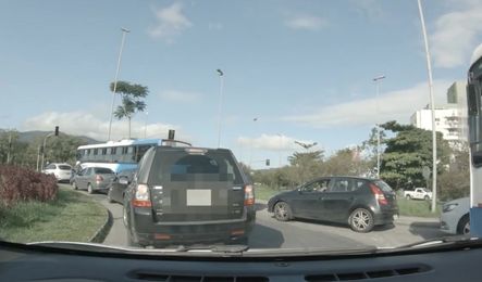 Брюнетка с силиконовой грудью ласкает киску, пока муж везет ее на работу