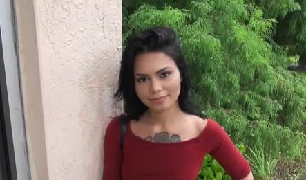 Незнакомка отдалась незнакомцу за деньги