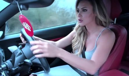 Симпатичная модель разделась до гола и передернула в машине