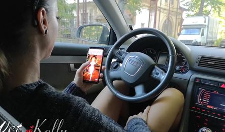 Девушка-таксистка устроила мастурбацию в автомобиле