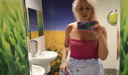 Зрелая милфа мастурбирует прямо в машине