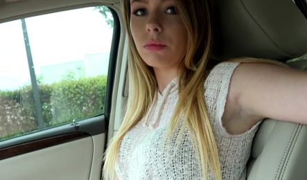 Девушка занялась сексом с машине и дала засунуть палец в попу