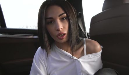 Красивая россиянка сладко сосет член в автомобиле