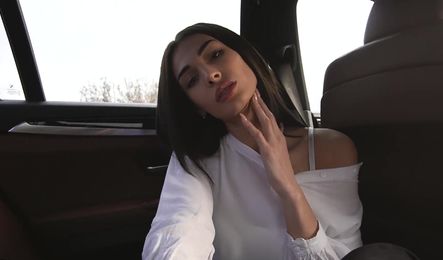 Красивая россиянка сладко сосет член в автомобиле