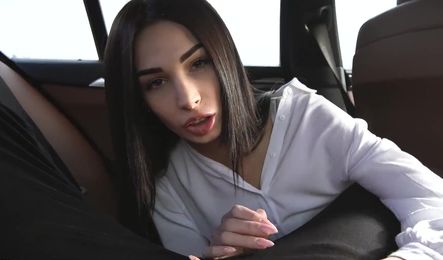Красивая россиянка сладко сосет член в автомобиле