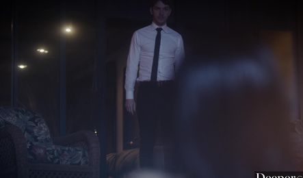 Парень доводит азиатку до оргазма