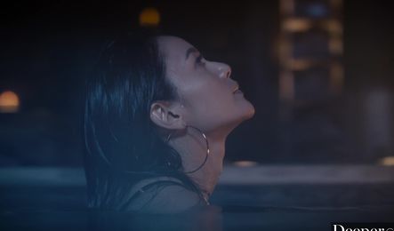 Парень доводит азиатку до оргазма