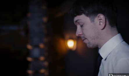 Парень доводит азиатку до оргазма