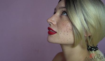 Конопатая женушка делает приятный минет мужу