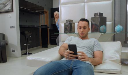 Секси блонда не отказалась от грубых приставаний и сладкого секса