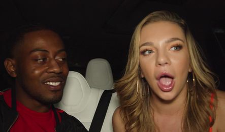 Красотка всегда кончает с оргазмом когда большой черный член погружается в нее по самые яйца