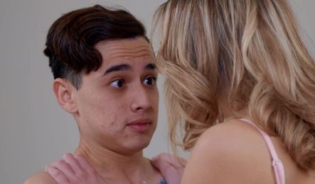 Девушка принимает сперму после секса с молодым другом