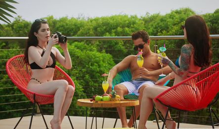 Две красивые подруги делят один член на двоих